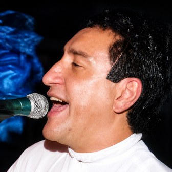 Carlos Almeida singing into a microphone